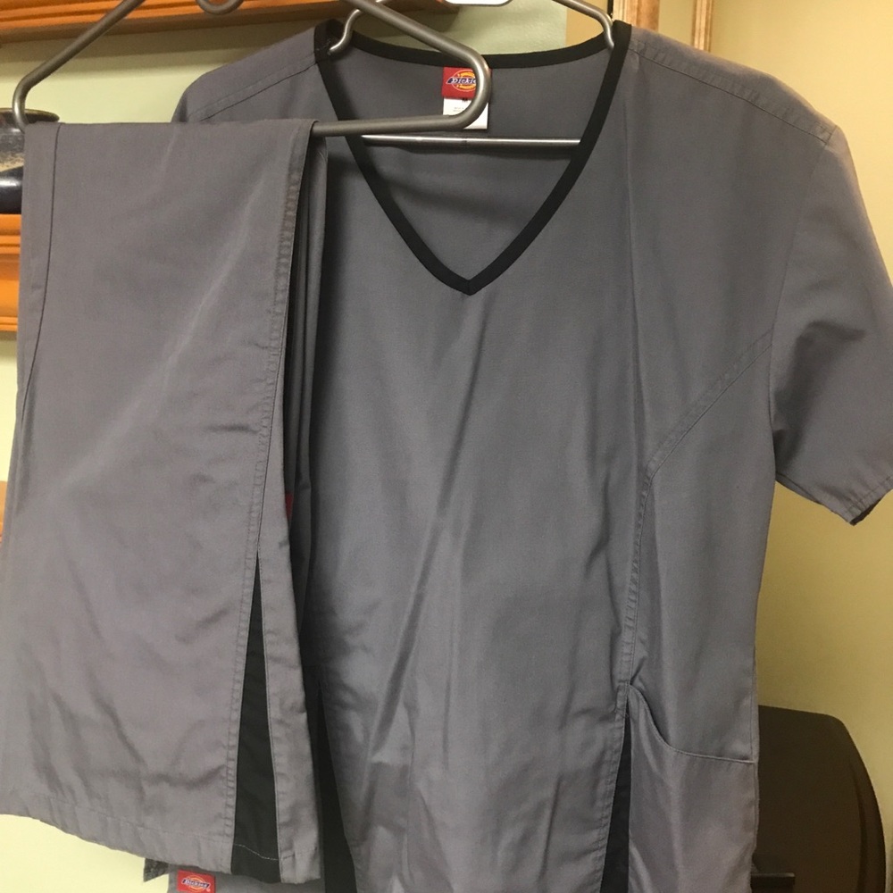 Scrub set